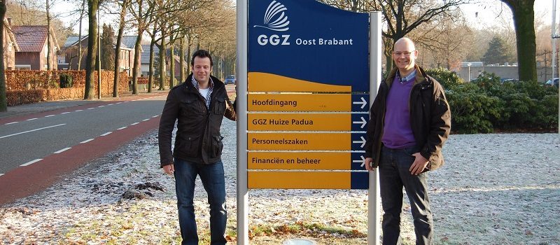 Medewerker Hydroscope en GGZ Oost Brabant voor de ingang