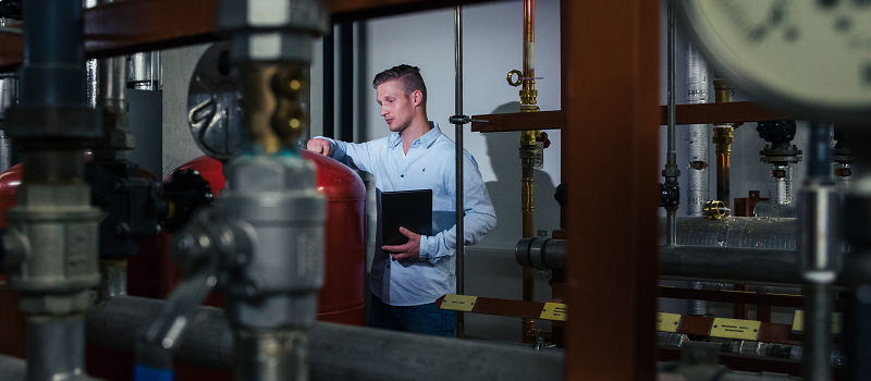 Medewerker Hydroscope controleert de temperatuur van de boiler