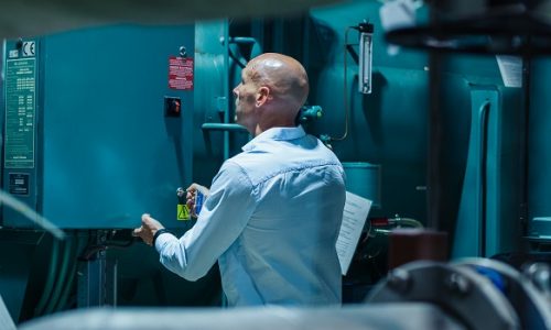 Medewerker opent een regelkast