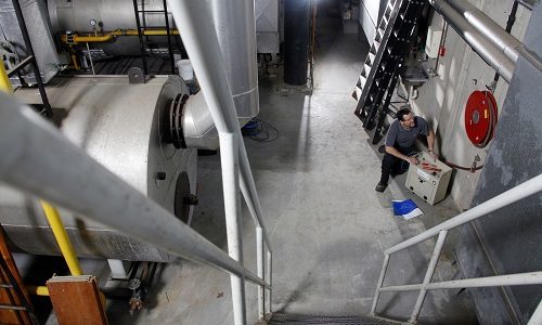 Controle van een keerklep door een Hydroscope medewerker in de kelder