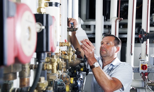 Medewerker neemt een watermonster