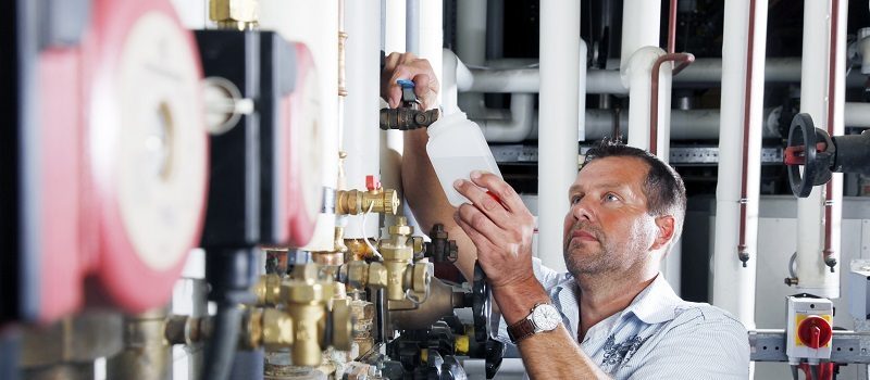 Medewerker neemt een watermonster