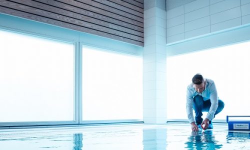 Medewerker Hydroscope neemt een zwembadwatermonster